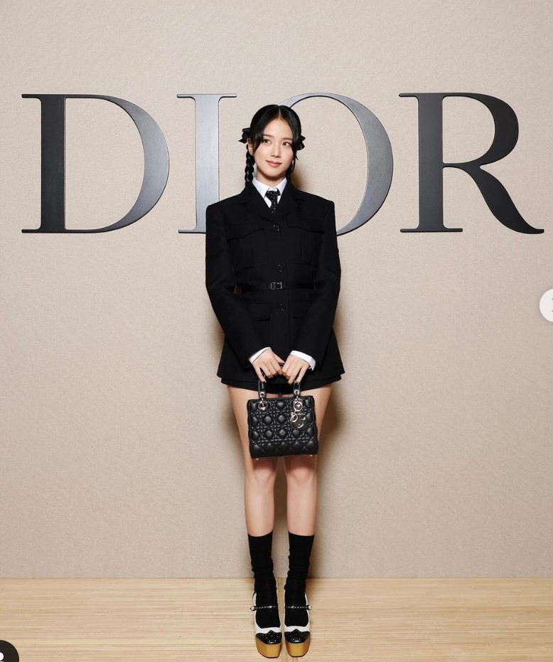 "The Prettiest K-Pop Idol" - Fans Swoon Over BLACKPINK Jisoo’s Look for Dior Paris Fashion Week Show