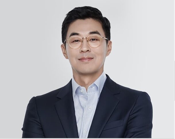 Park Ji-won Resigns as CEO of HYBE After 4 Years
